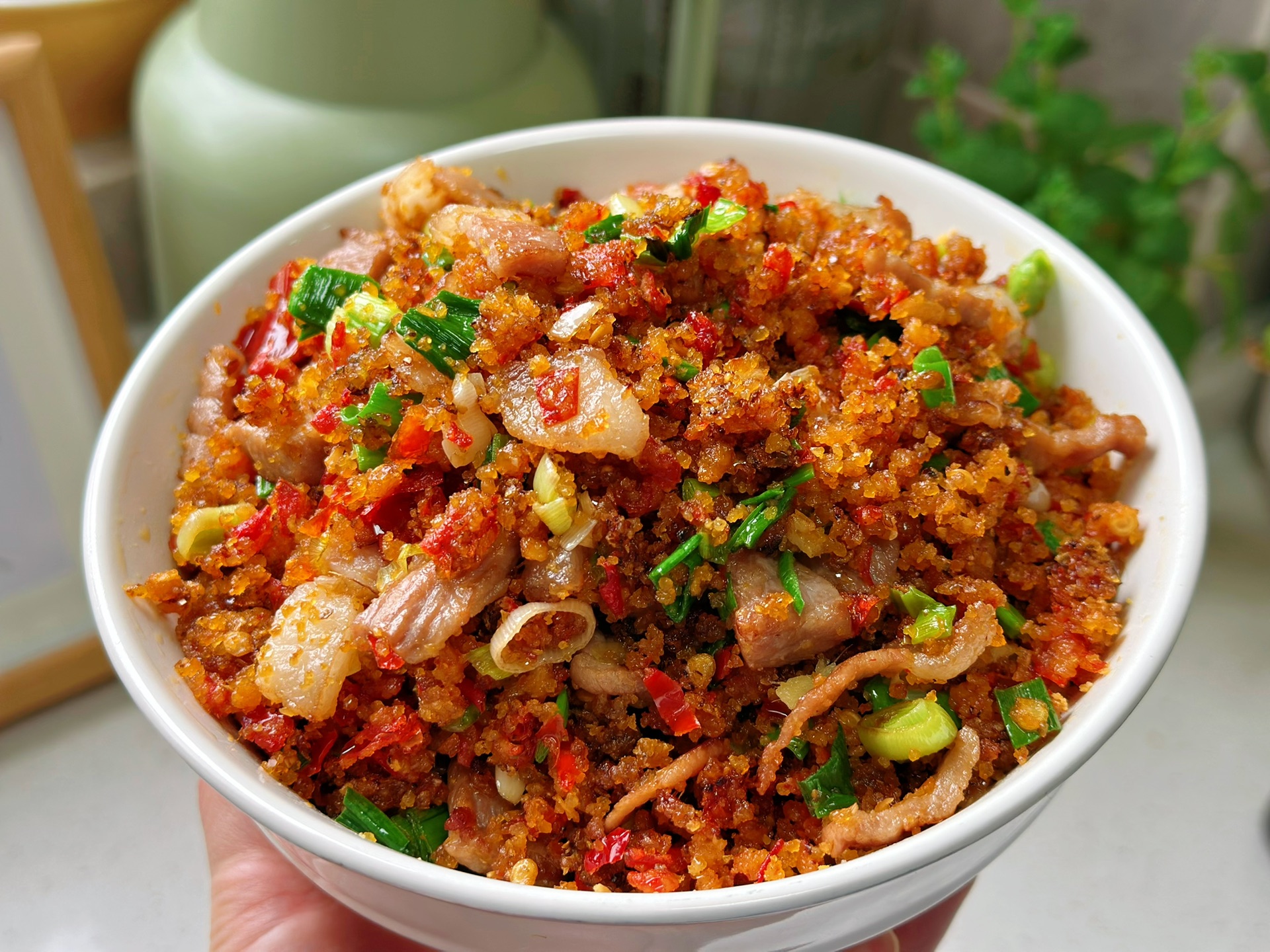 五花肉炒榨广椒,鲜辣过瘾,肉嫩汁多,香浓到让你一口接一口