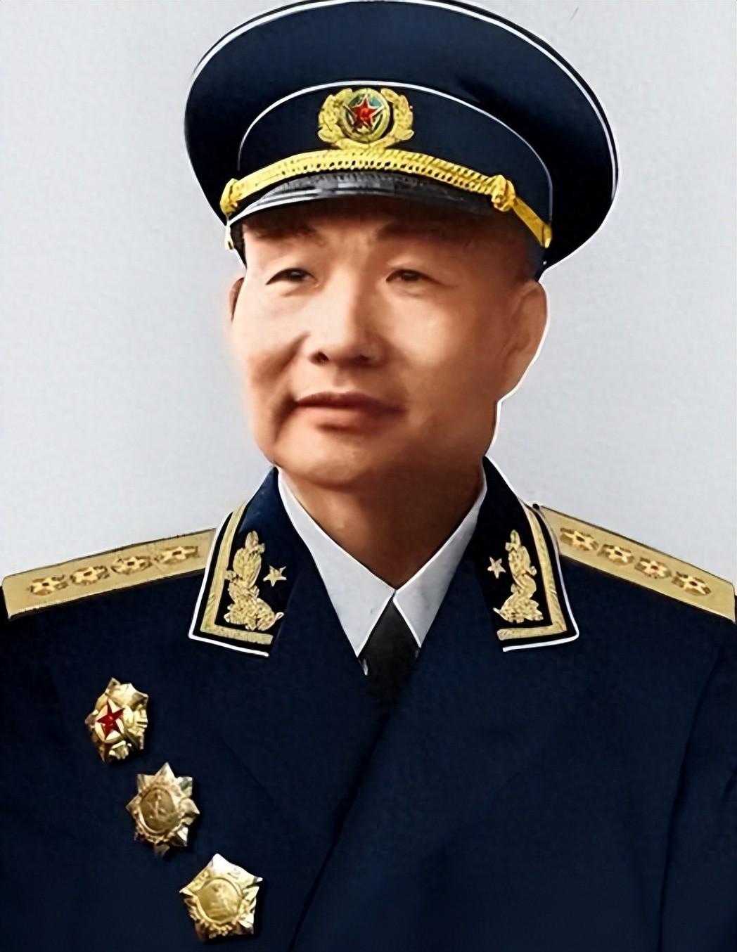 此人为建国元勋,六子中三将领二副职一位部长,父辈英勇子亦雄