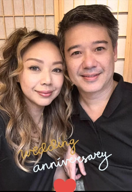 钟丽淇与老公接吻庆结婚14周年!曾遇渣男,女儿患罕见基因病