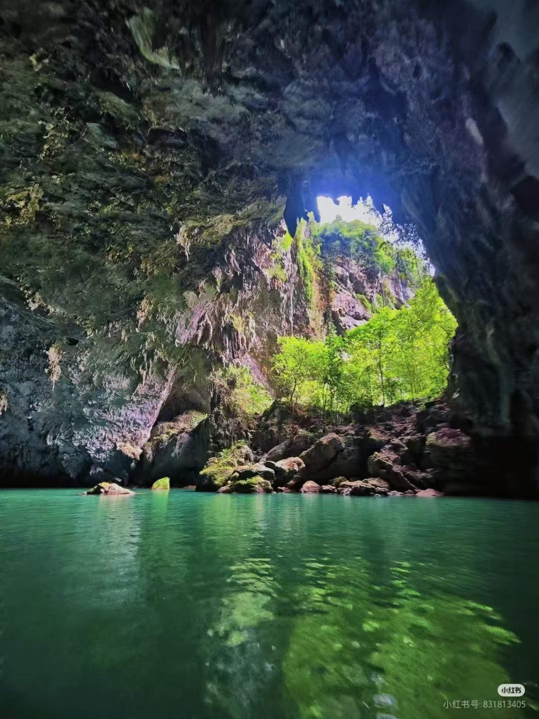 河池百鸟岩:水波天窗