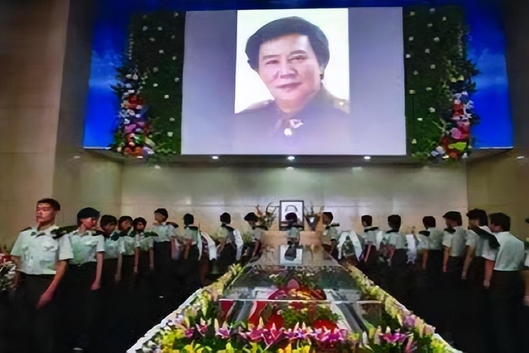 古月追悼会:6米长的挽联,亲属亲吻遗像,300名广州市民亲自送行