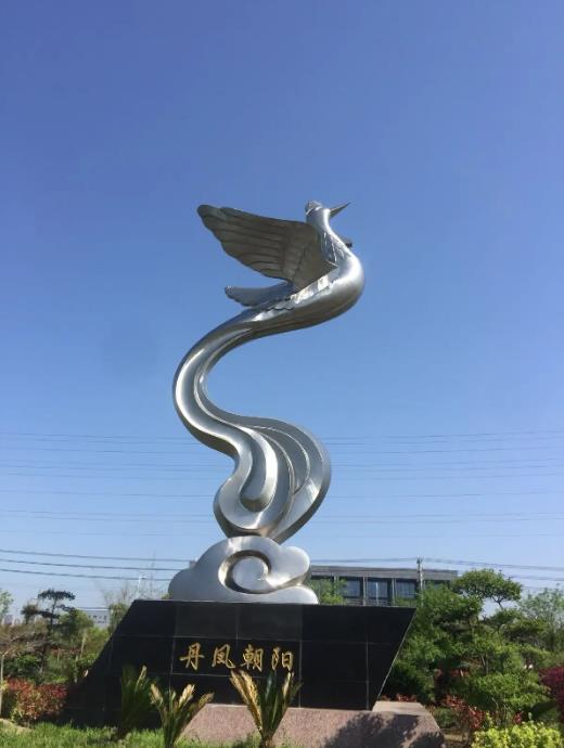 清远主要的三个城市地标分别是:"丹凤朝阳"雕塑:于2011年6月份完工,高