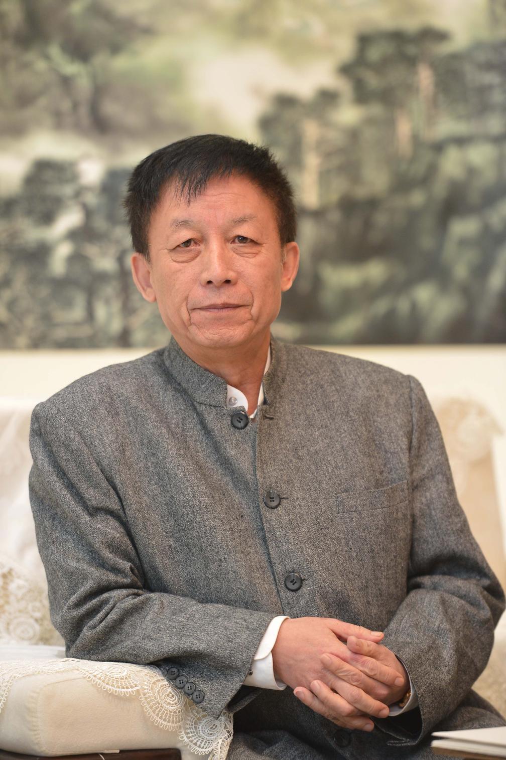 易中天调侃俞敏洪:平台造就董宇辉,他走后无人继,反现321口号