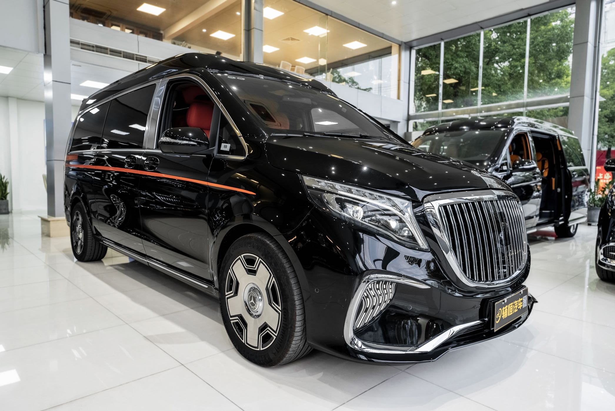 飞驰的欧若拉:辅恒奔驰v-class商务车的梦幻旅程