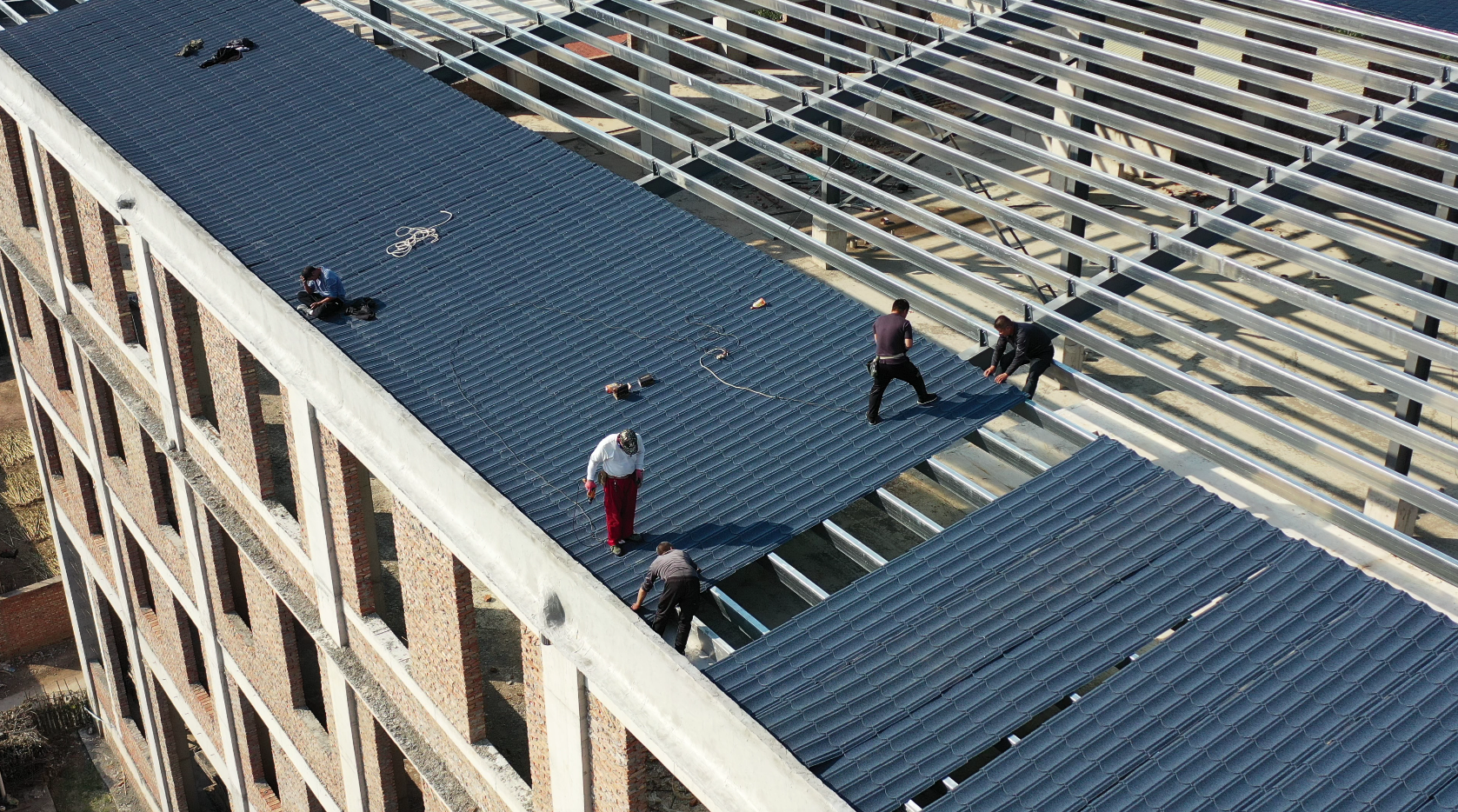 大规格彩石金属瓦:为屋面工程带来卓越优势