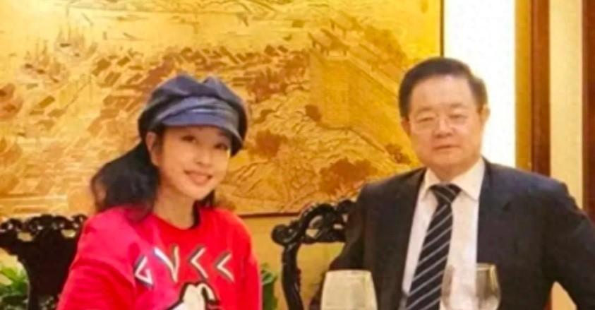 71岁刘晓庆和82岁丈夫豪宅待客,她穿红卫衣如少女,他苍老似爷爷