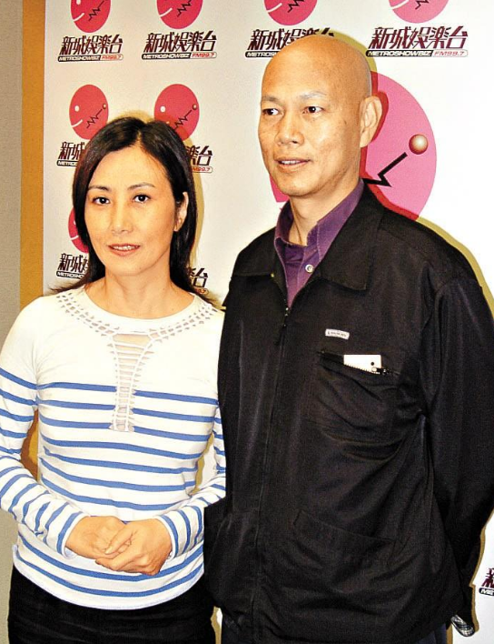 港星罗家英近况:穿羽绒服裹围巾逛街,曾割肝保命有失禁问题