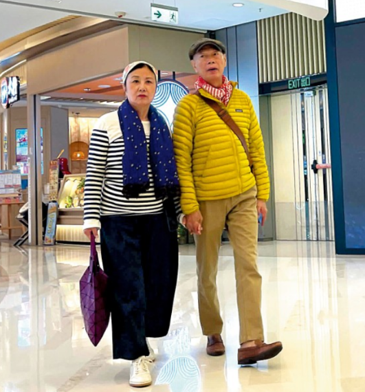 港星罗家英近况:穿羽绒服裹围巾逛街,曾割肝保命有失禁问题