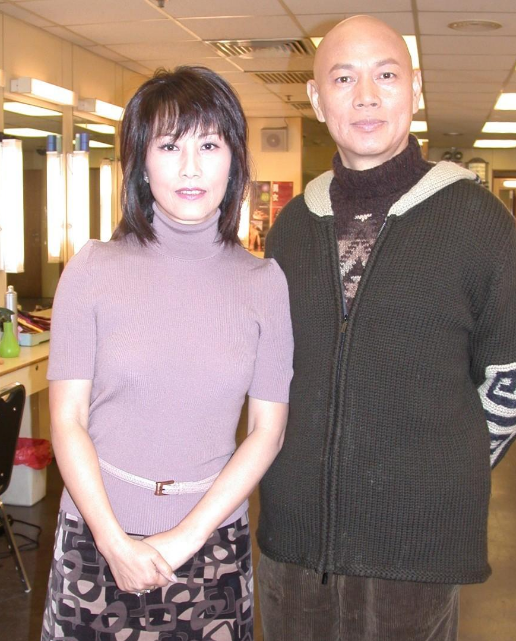 港星罗家英近况:穿羽绒服裹围巾逛街,曾割肝保命有失禁问题