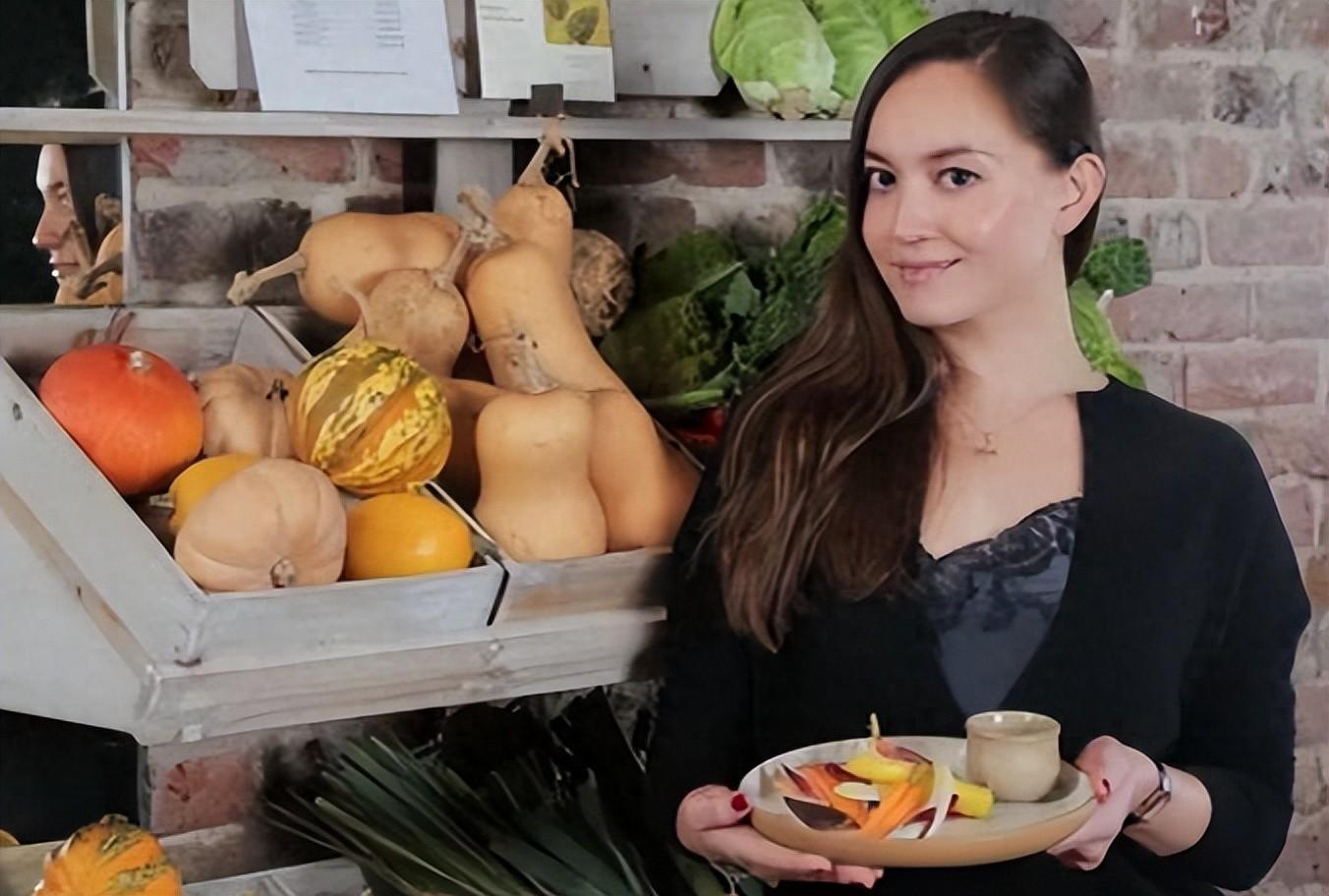 刘碧丽近况曝光!身材显富态,农庄里举办活动,生活比洗米嫂幸福