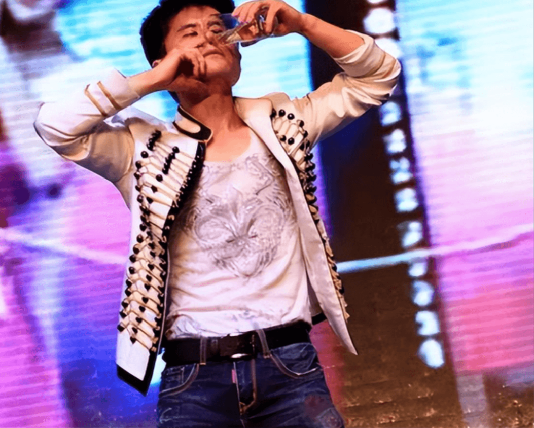 欠债百万住桥洞,离婚,星光大道"草根歌手"的现状,令人心疼