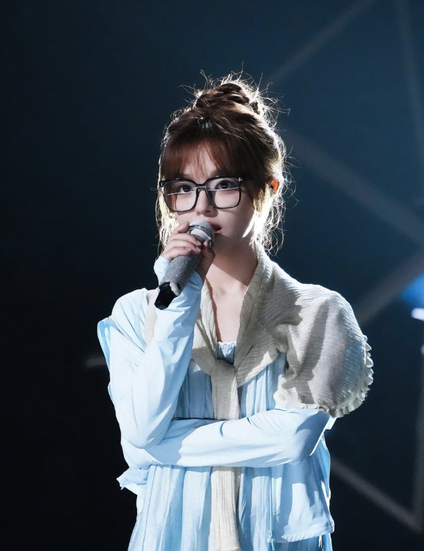 黄霄云"憋笑"上热搜,网友:这届歌手太逗了!