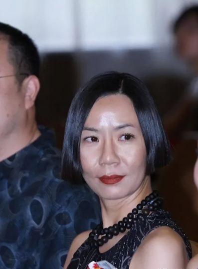 她被称为"女版黄渤",其貌不扬却嫁入豪门,婚后帮老公打理家产