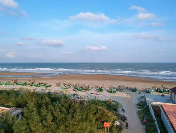 湛江市的广州湾南三岛,海边有木麻黄防护林带和白色沙滩!