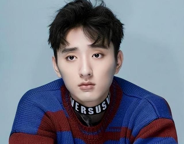 于小彤再陷控制欲争议!当街抢手机,删异性联系人,有暴力倾向