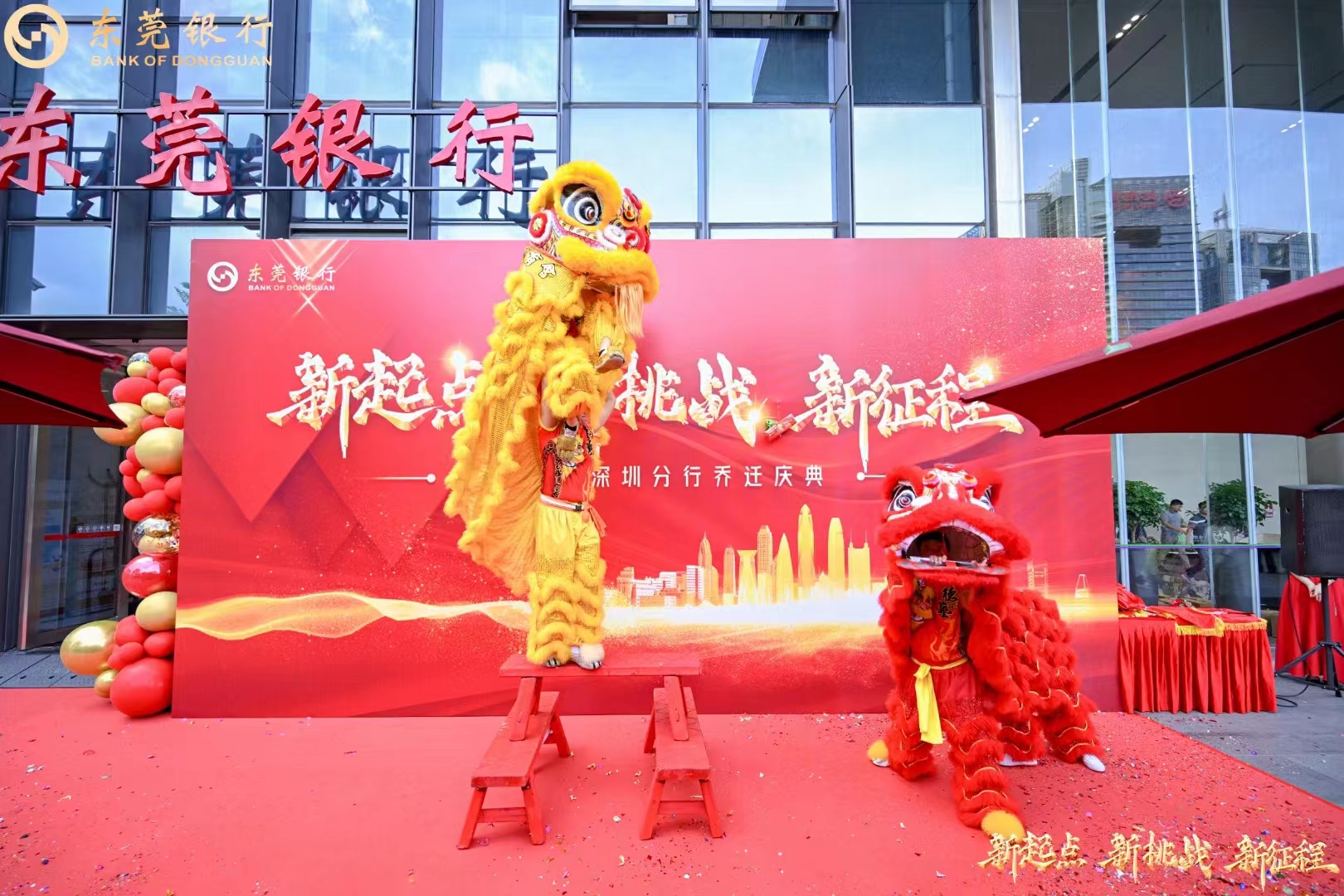 店铺开张举办剪彩开业仪式