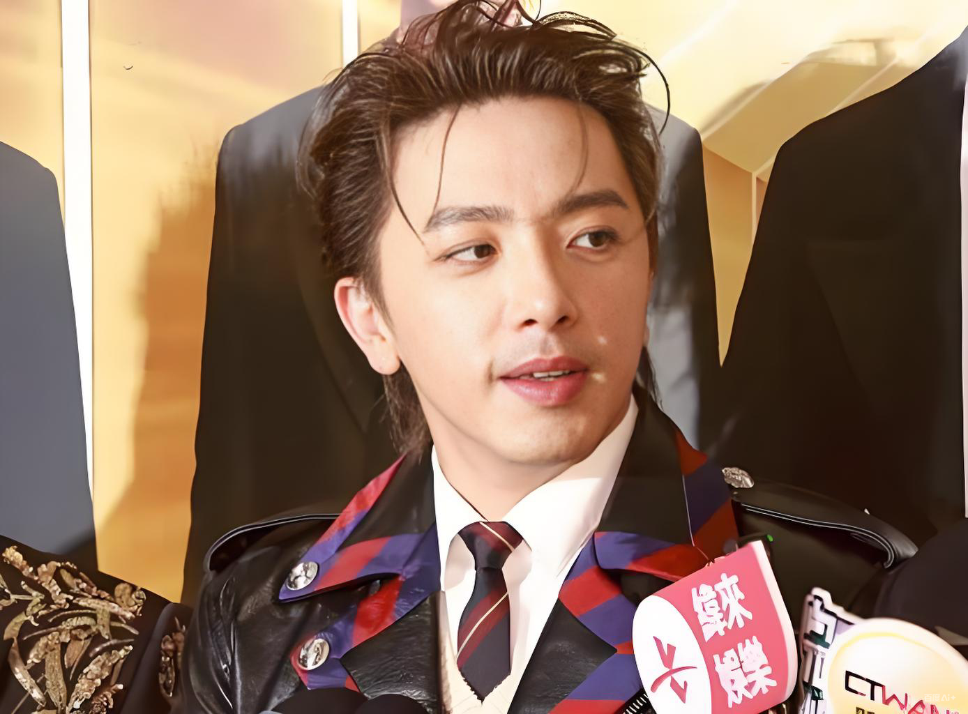 谢坤达返台机场被押上铐!面对记者的提问全程点头沉默