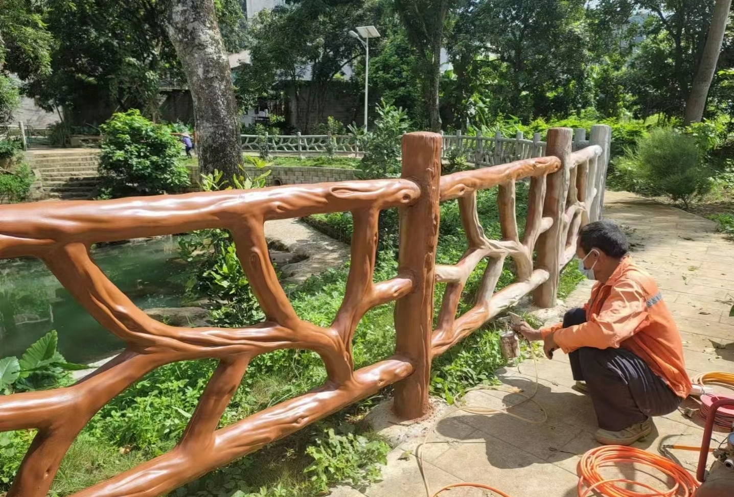 水泥栏杆很多人在选择池塘护栏时,都希望栏杆能兼具自然美感与实用