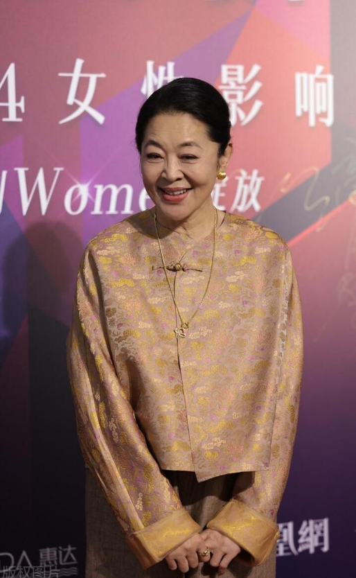 57岁鞠萍与64岁倪萍同框,一个自然丰满如贵妇奶奶,一个干瘦显老