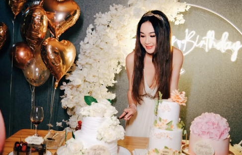 温碧霞晒照58岁生日,四个蛋糕放一排显豪气,与富商老公亲吻!