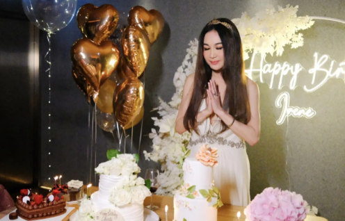 温碧霞晒照58岁生日,四个蛋糕放一排显豪气,与富商老公亲吻!