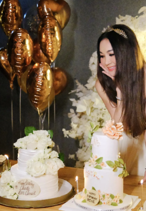 温碧霞晒照58岁生日,四个蛋糕放一排显豪气,与富商老公亲吻!