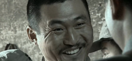 《亮剑》:张大彪顿顿罐头啤酒,可为何李云龙结婚,只能啃饼吃?