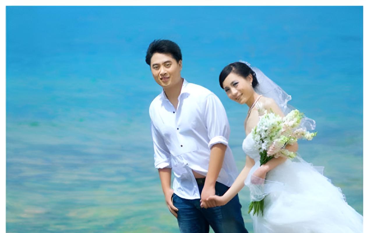 央视主持人杨丹,24岁嫁初恋,40岁高龄产子,如今家庭幸福美满