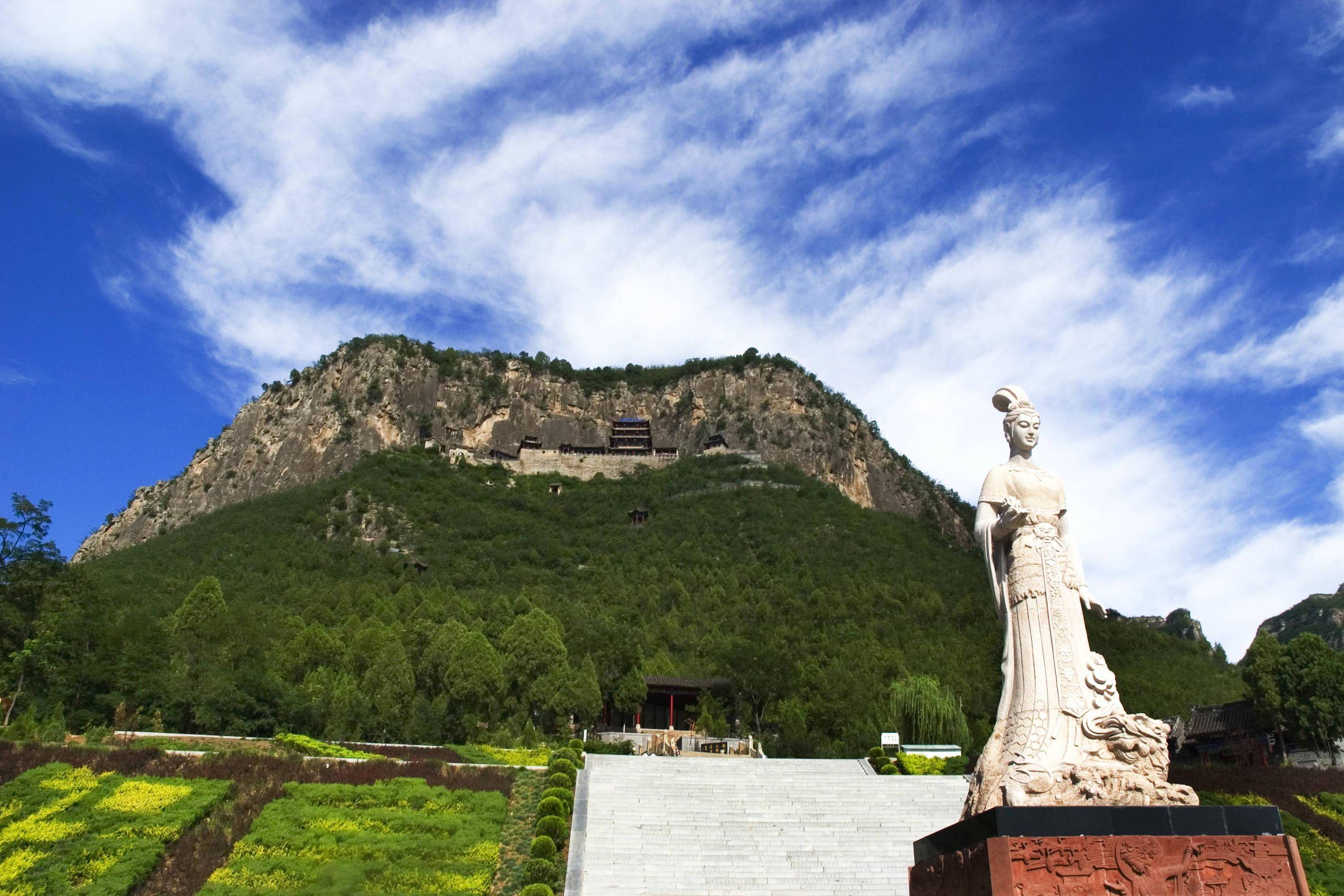 娲皇宫位于河北涉县中皇山,是女娲神话传说的发源地,集山水,古建,神话