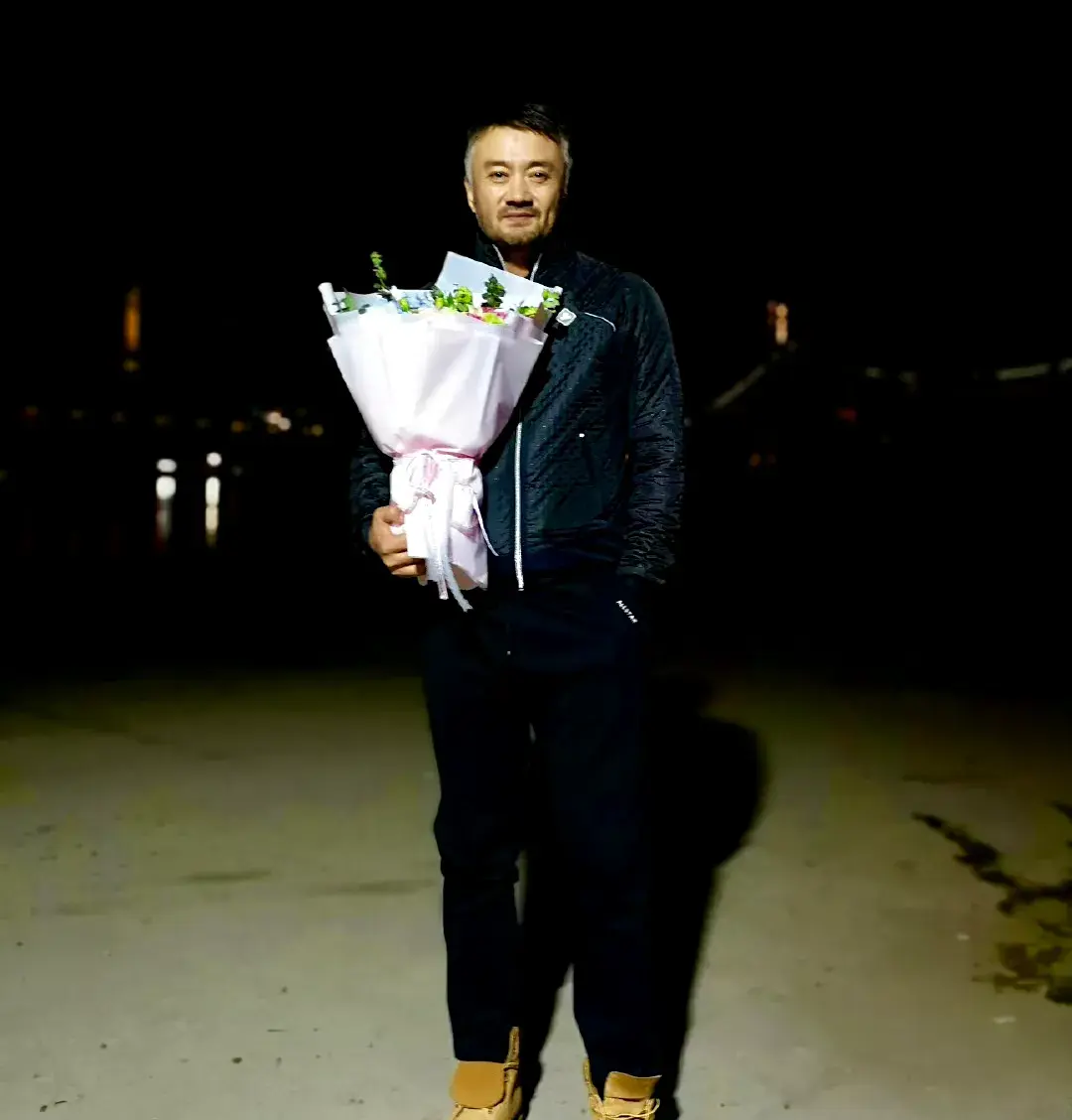 曹卫宇:娶圈外妻子,手指骨折仍坚持拍戏,如今生活幸福美满