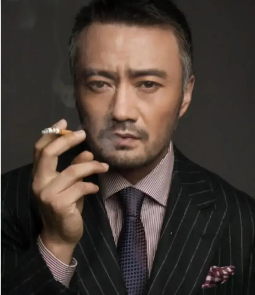曹卫宇:娶圈外妻子,手指骨折仍坚持拍戏,如今生活幸福美满