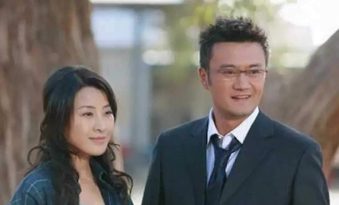 曹卫宇:娶圈外妻子,手指骨折仍坚持拍戏,如今生活幸福美满