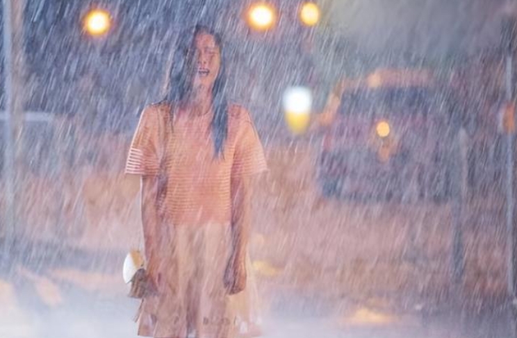 婚姻破碎:女子出轨后被逐,寻情郎再遭拒,雨中崩溃痛哭