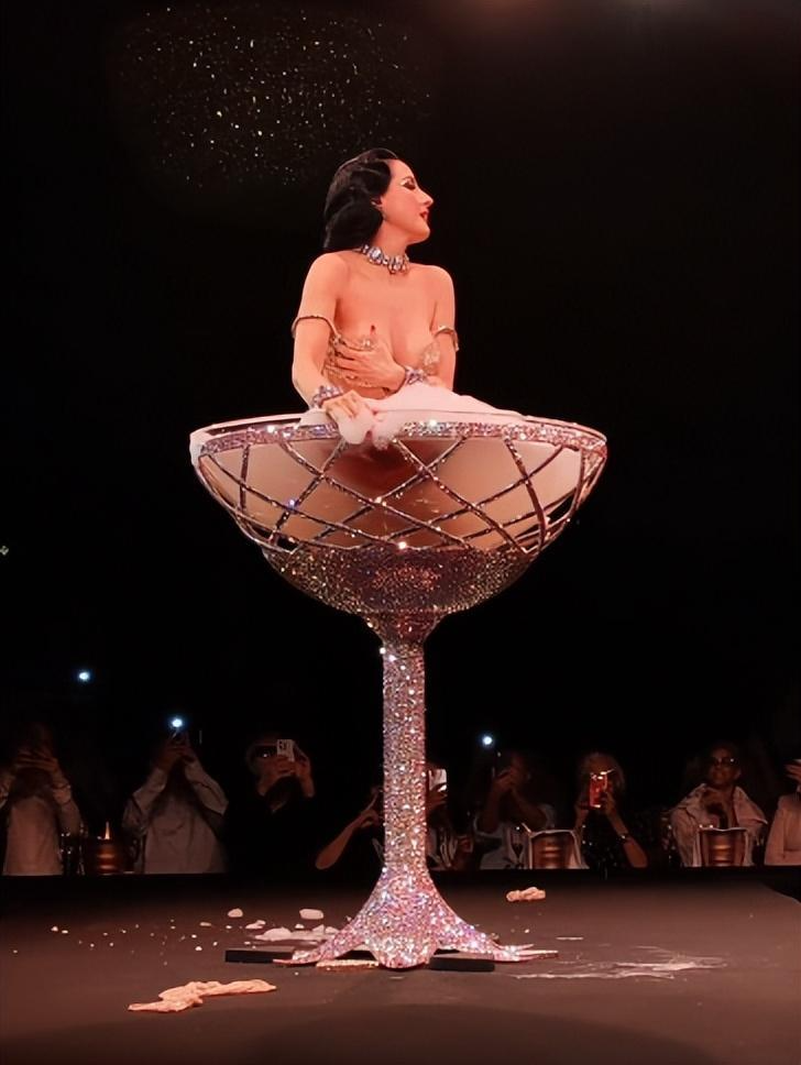 阴间走秀!真空比基尼,驴面姑娘,蛛丝礼服,身背衣架超辣眼