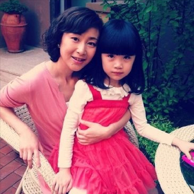 娱乐圈金童玉女,演员夫妻因戏结缘,生一儿一女,四口幸福满满