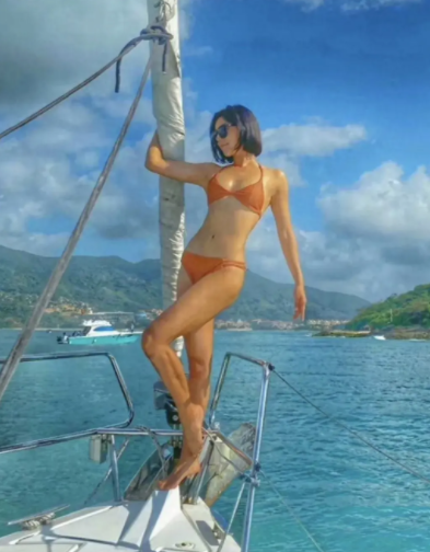 36岁赵奕欢泳装穿搭,身材好得像小姑娘,曾被制片人嘲讽"脱星"