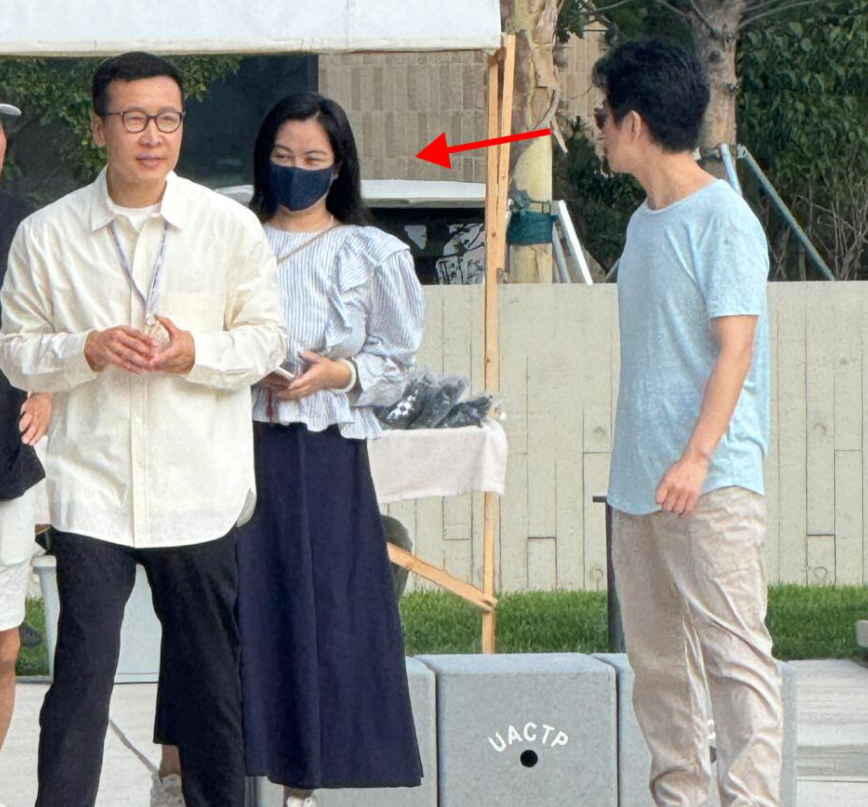 49岁李健带老婆看豪宅