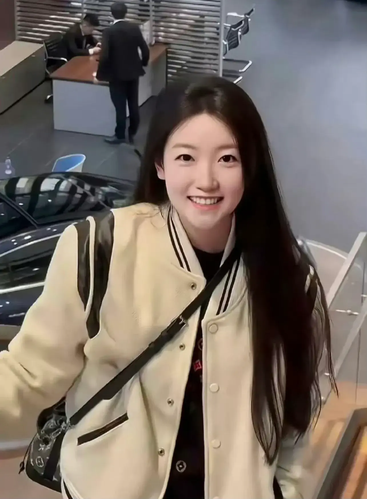 太美了!网友给孙颖莎p的长发照,也太绝了,又萌又甜,谁能不爱