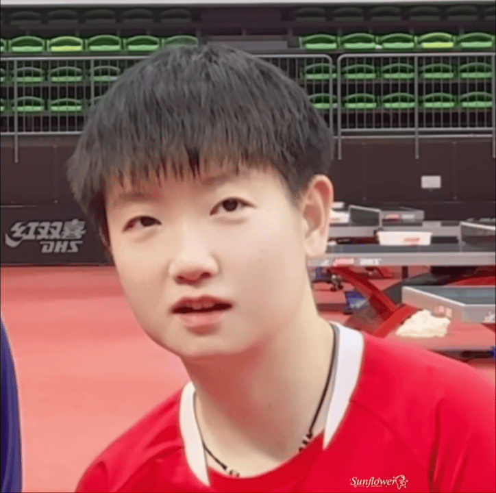 孙颖莎时尚芭莎大片来了!穿学院风小裙子超时髦,又甜又酷