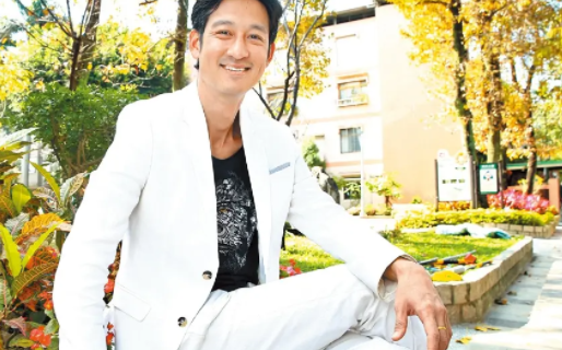 失踪男星唐志平被找到!赤裸上身见人就跑,精神状态堪忧