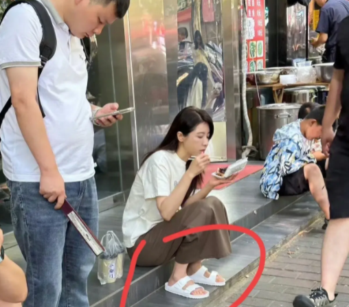 曾黎太接地气!穿拖鞋排队买小吃,蹲地上吃饭竟然没人认得出来