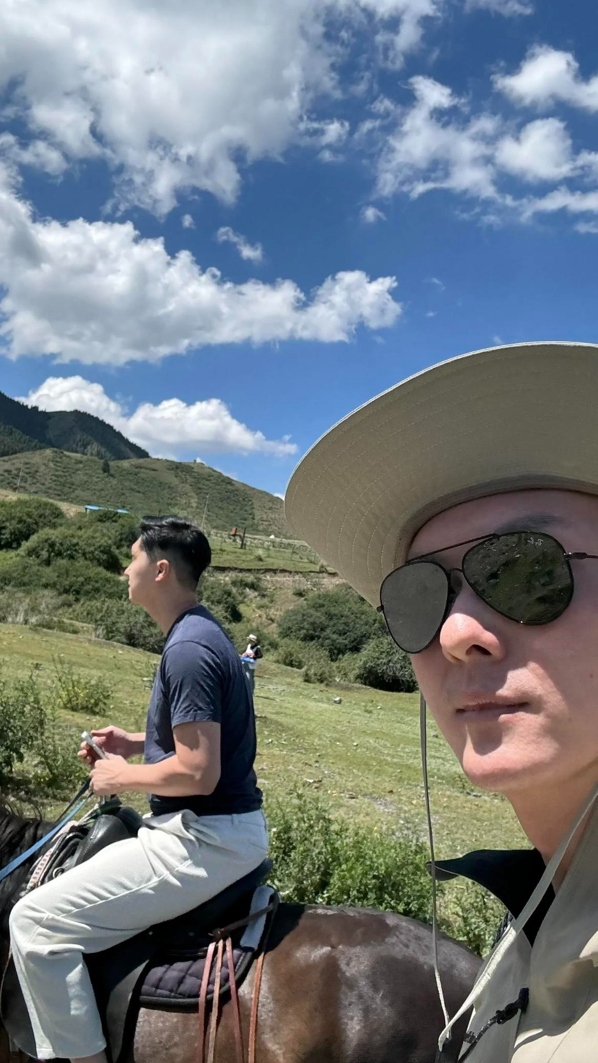 41岁王浩信回新疆省亲,在当地庆贺生日,吃凉皮喝羊肉汤有滋有味