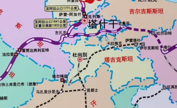 中吉乌铁路从喀什开始,这是中欧班列南通道,往西跨越里海和黑海