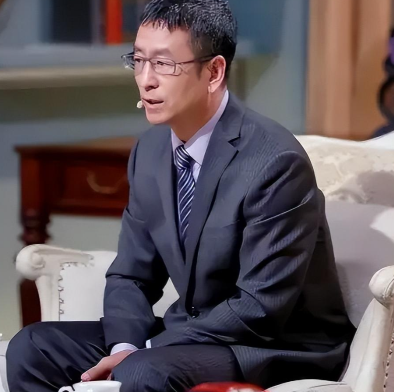 白岩松主持的新闻叫什么(白岩松主持的新闻节目叫什么)