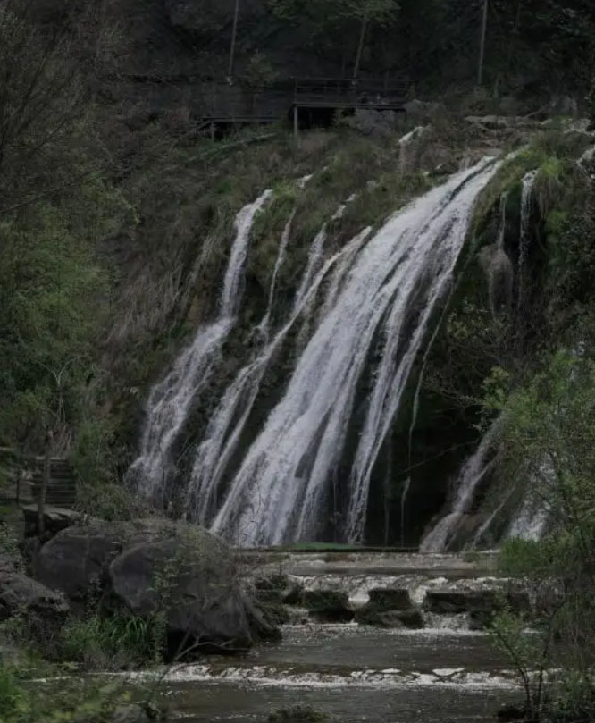 九龙瀑,每一叠瀑布都伴随着一个深潭,九叠九潭