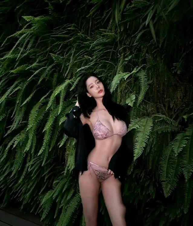 克拉拉内衣写真身材明明这么性感肥美,怎么在韩国混不下去啊?