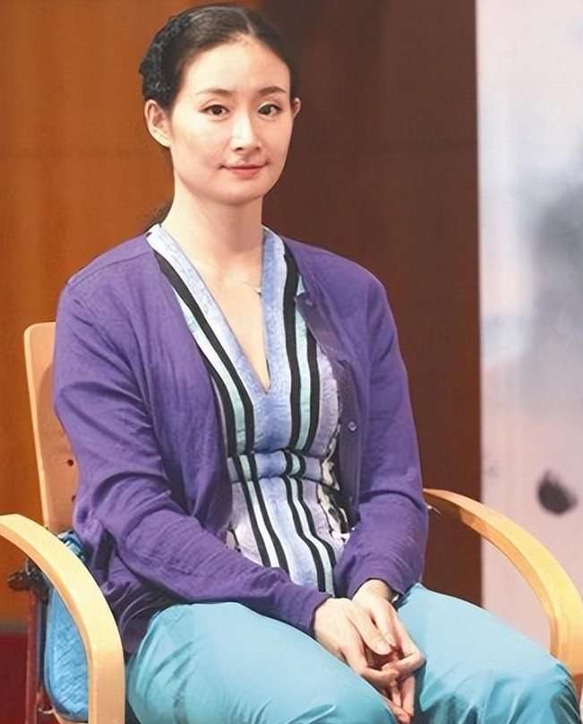 "王小蒙"扮演者王亚彬,离开赵本山16年后,如今不做替身做自己