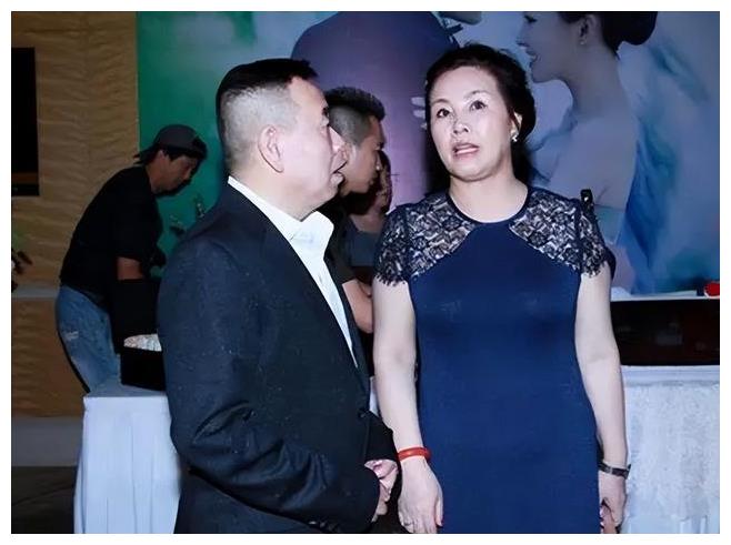 潘长江为86岁母亲庆生 妻子好胖 女儿穿搭素很漂亮 一点都不像他