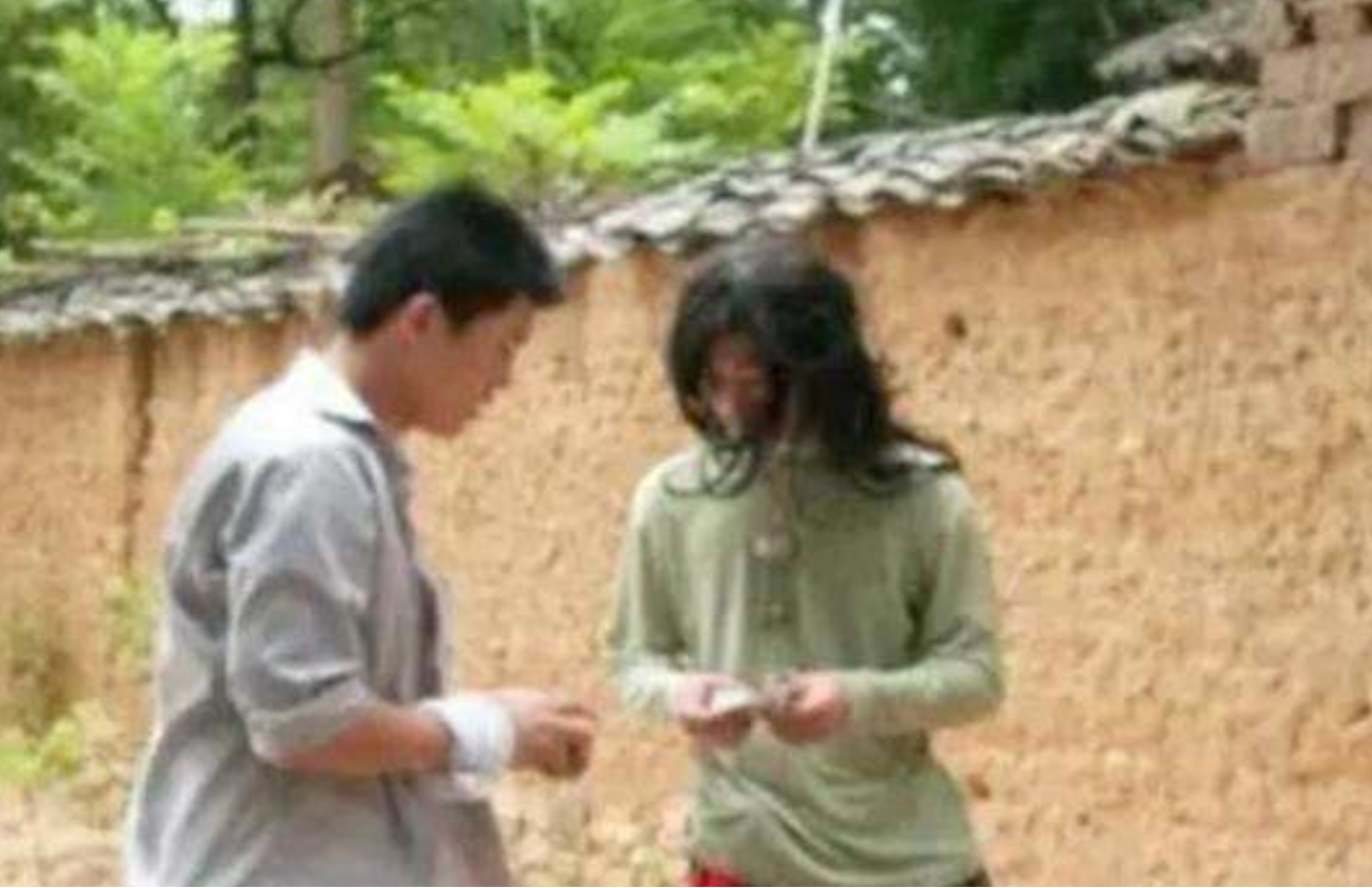 真的有人懒死了?河南第一懒人杨锁到底有多懒,脚不沾地吃饭靠喂