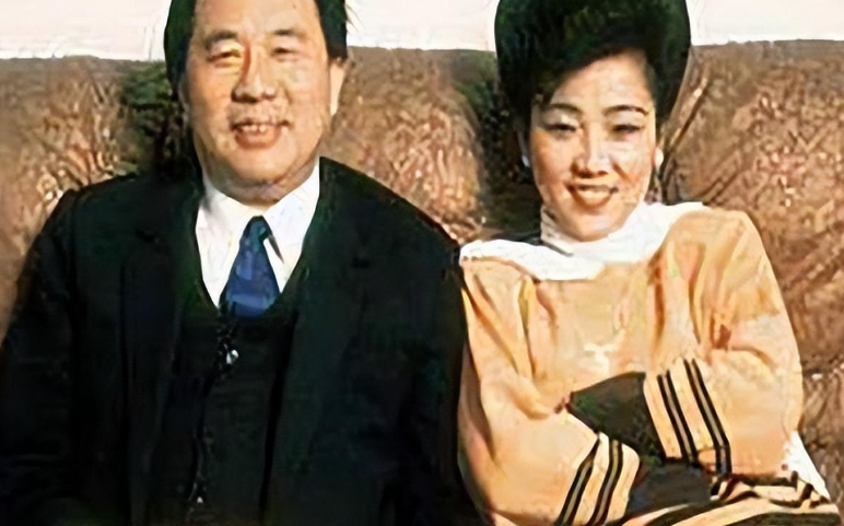 99年"首富"牟其中入狱,妻子携子赴德,小28岁的小姨子却未离开